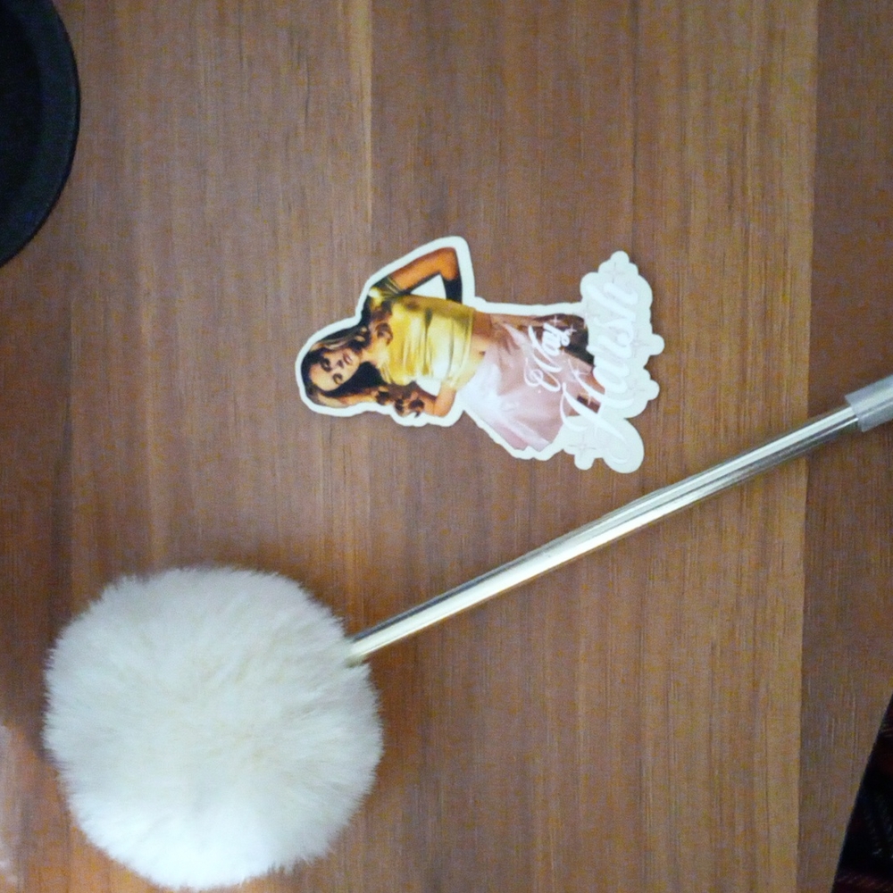 CLUELESS STICKER & BEIGE FAUX FUR METALLIC GOLD BLUE INK PEN